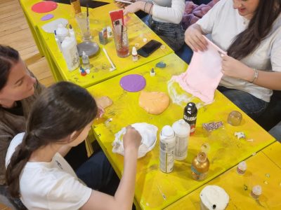 participanți la un atelier de slime organizat de Worknest în București