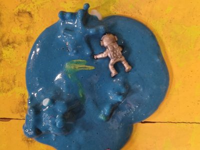 slime realizat de un copil la un atelier creativ organizat de Worknest în București