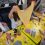 participanți la un atelier senzorial de slime organizat de Worknest în București