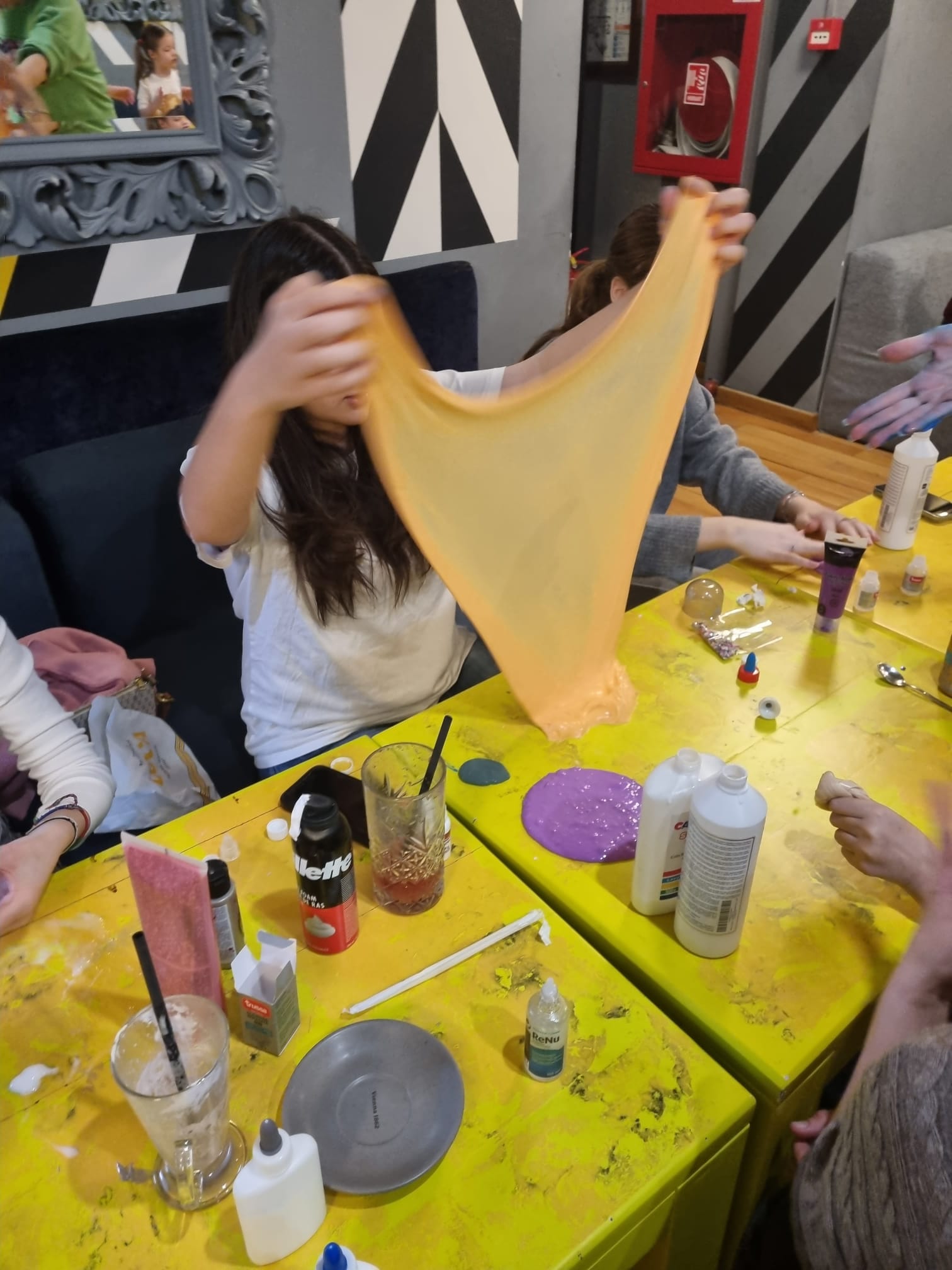 participanți la un atelier senzorial de slime organizat de Worknest în București