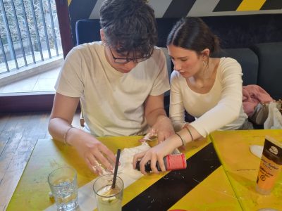 participanți la un atelier de slime organizat de Worknest în București