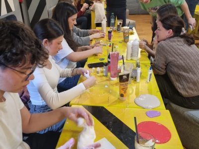 participanți la un atelier de slime organizat de Worknest în București