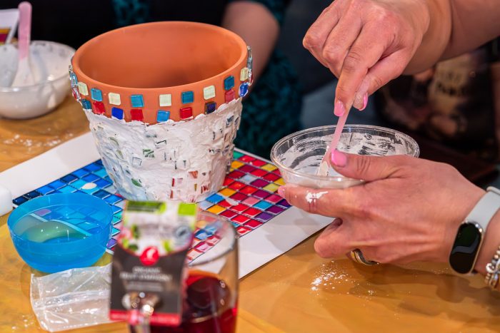 participant la un atelier creativ de mozaic în București