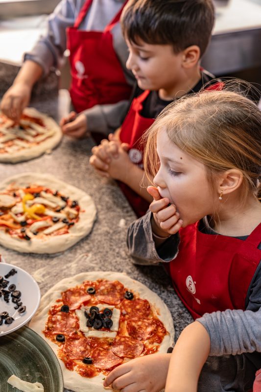 copii participând la un atelier de pizza organizat de Worknest în București