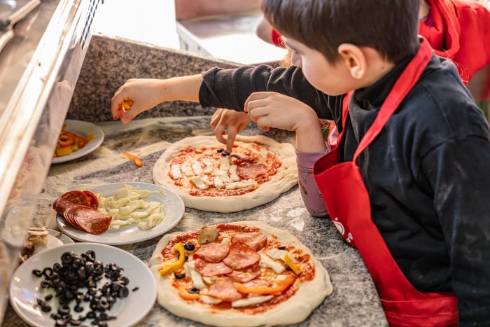 copil participând la un atelier de pizza pentru copii organizat de Worknest în București