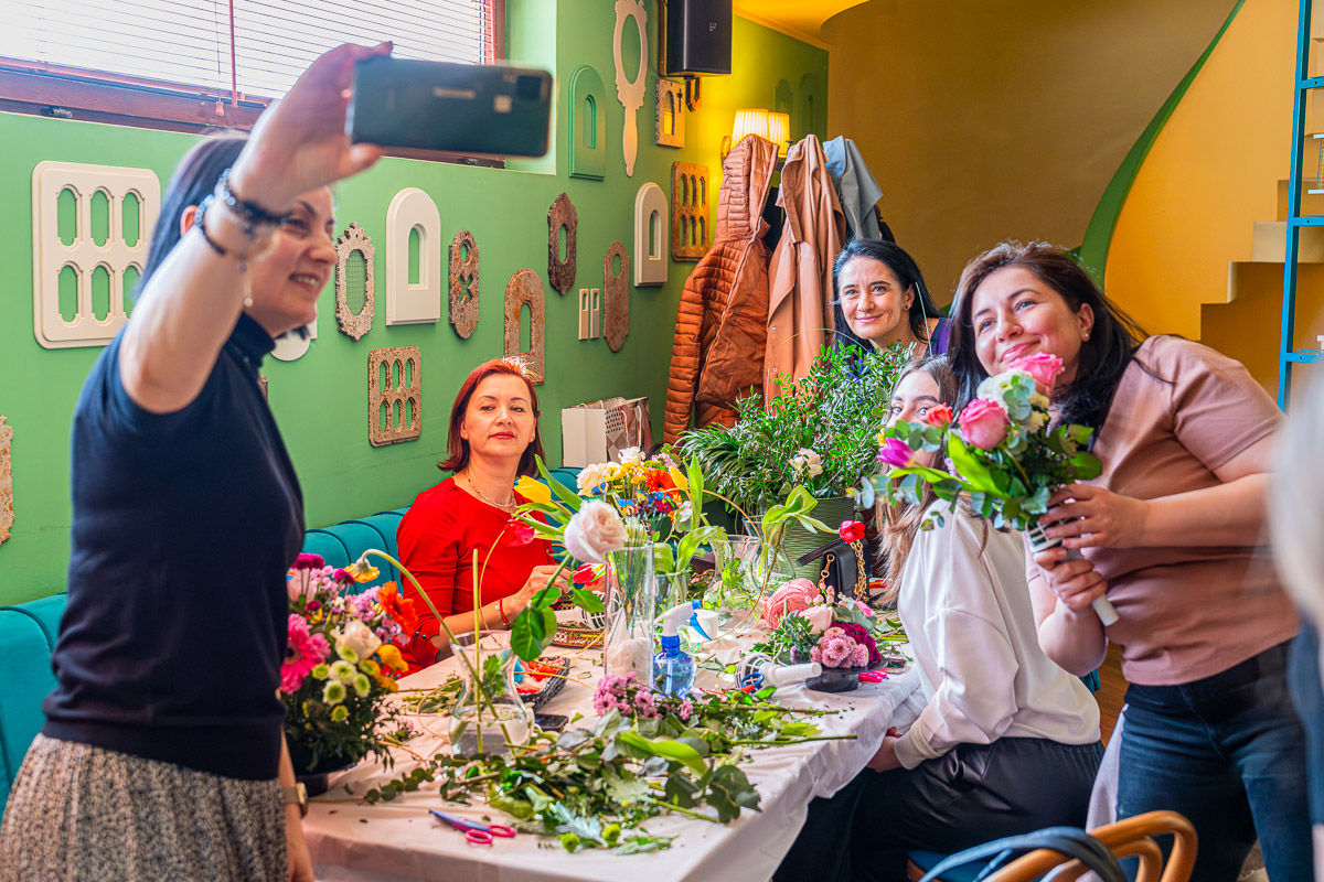 participante realizând aranjamente florale la un atelier creativ de 8 martie organizat de Worknest în București