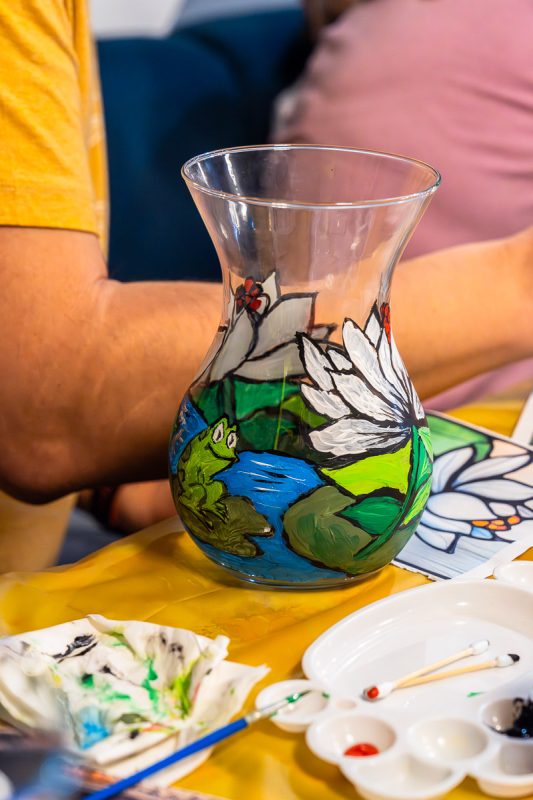 vază pictată manual la un atelier creativ de pictură pe sticlă