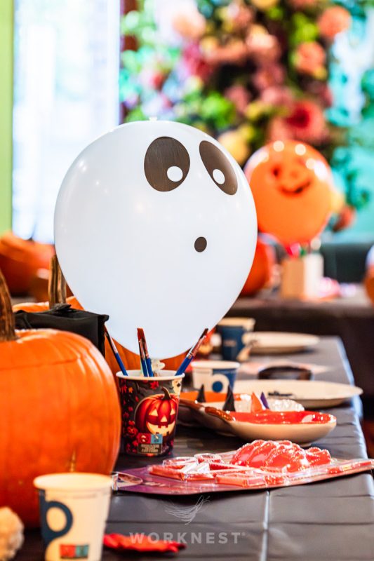 atelier de sculptat dovleci de Halloween organizat de Worknest în București