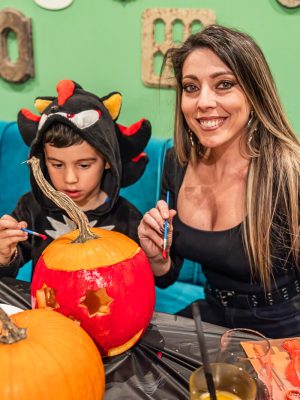atelier creativ de sculptat dovleci de Halloween, pentru copii și părinți
