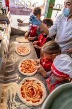 copiii învață să prepare pizza la un atelier de gătit organizat de Worknest în București