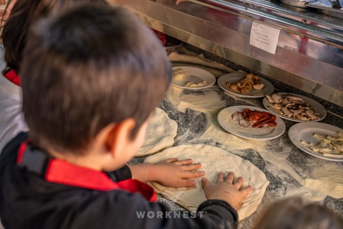 copil frământând aluatul la un atelier de pizza organizat de Worknest în București