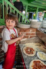 copil preparând o pizza la un atelier de gătit organizat de Worknest în București