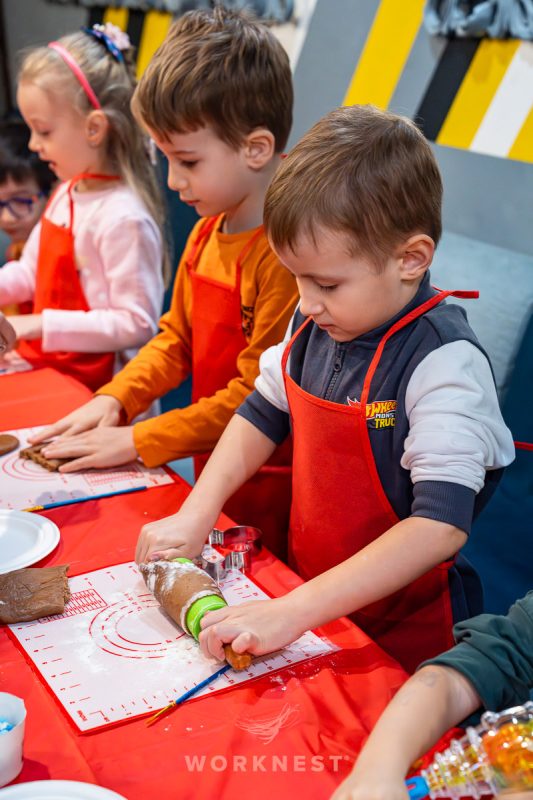 copii prepară turtă dulce la un atelier de gătit creativ în București