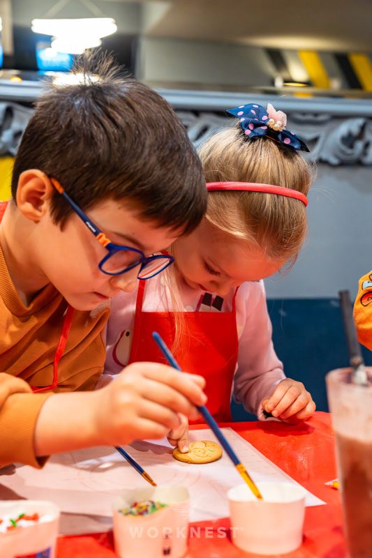 copii decorează turtă dulce la un atelier de gătit creativ în București