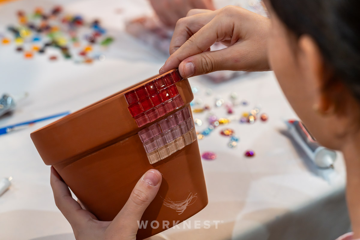 participant la un atelier creativ de mozaic organizat de Worknest în București